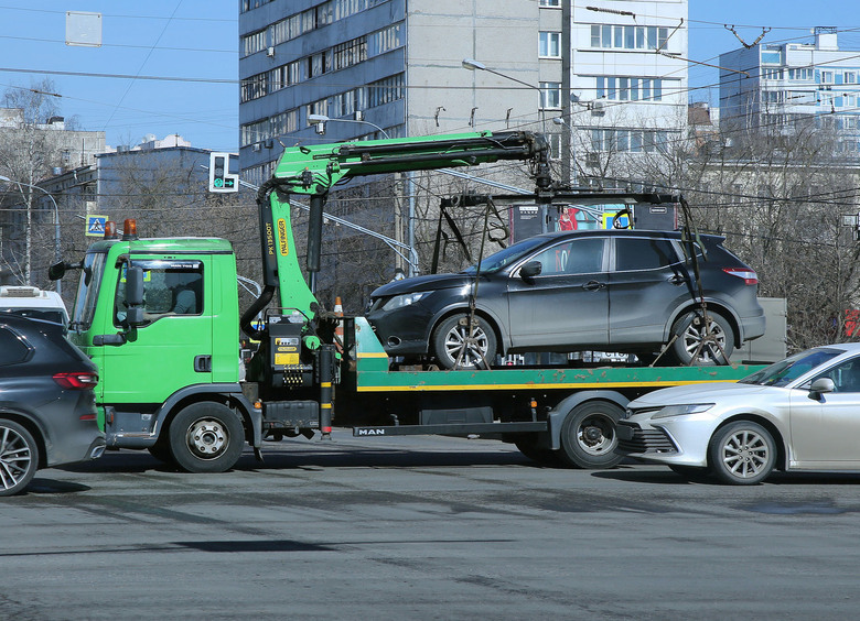 Изображение Россиян предложили предупреждать об эвакуации автомобилей через «Госуслуги»