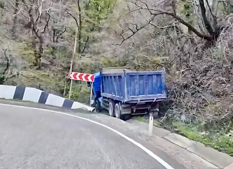Изображение Водитель выпрыгнул из неуправляемого грузовика и попал под колеса Kia