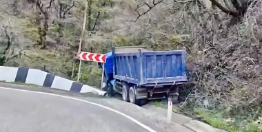 Водитель выпрыгнул из неуправляемого грузовика и попал под колеса Kia