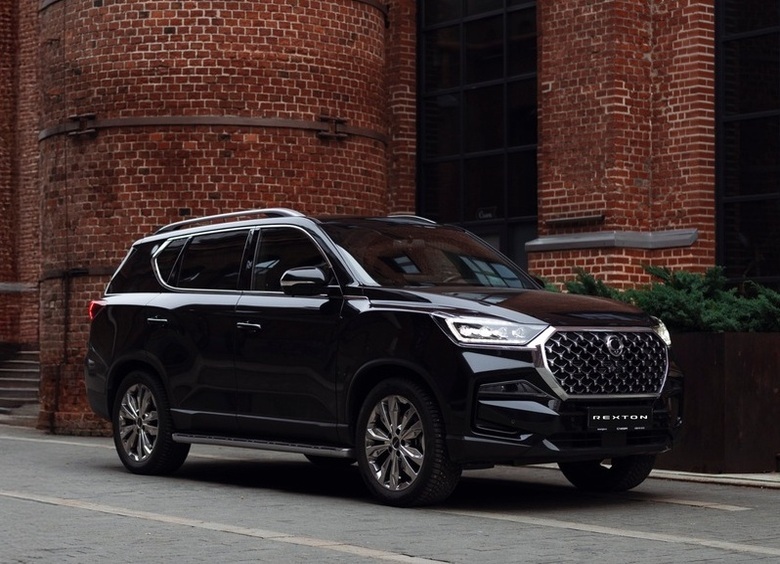KGM открыл в России продажи семиместного Rexton