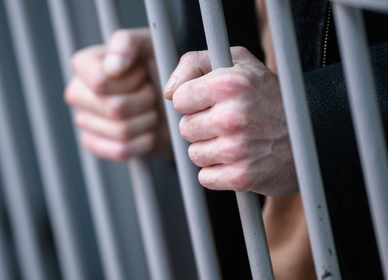 Пьяный рецидивист угнал Camry из сервиса, разбил ее о грузовик и улетел в кювет