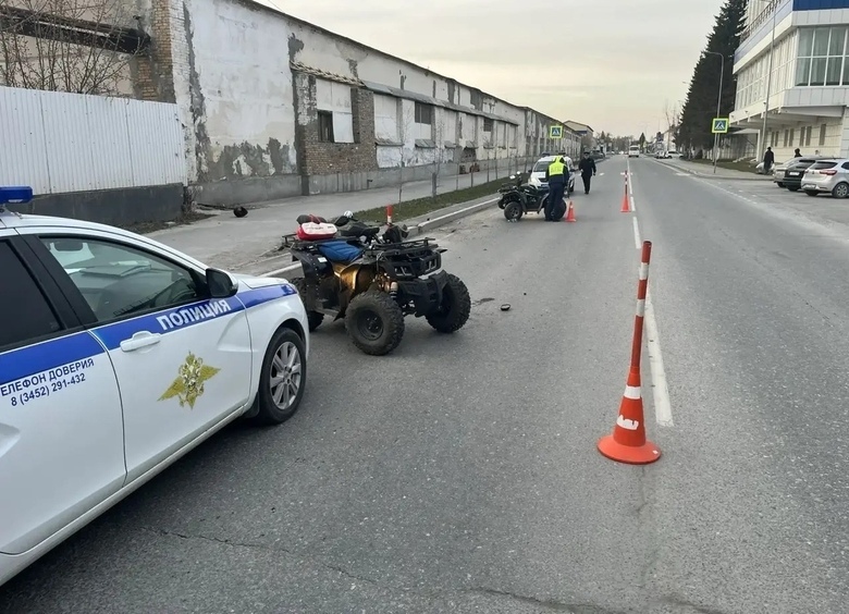 Изображение Два школьника на квадроциклах пытались обогнать авто, но столкнулись на «зебре»