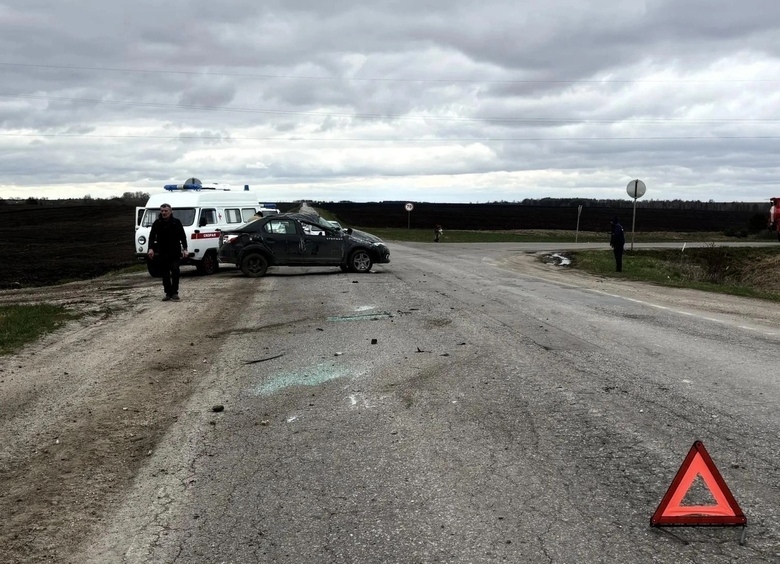 Изображение Щебень на дороге отправил Renault Logan в кювет, а пассажирку — в больницу