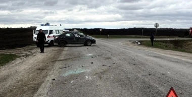 Щебень на дороге отправил Renault Logan в кювет, а пассажирку — в больницу