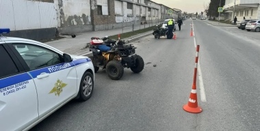 Два школьника на квадроциклах пытались обогнать авто, но столкнулись на «зебре»
