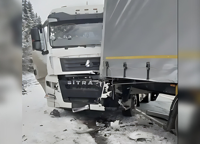 Изображение Три большегруза столкнулись на трассе под Кировом