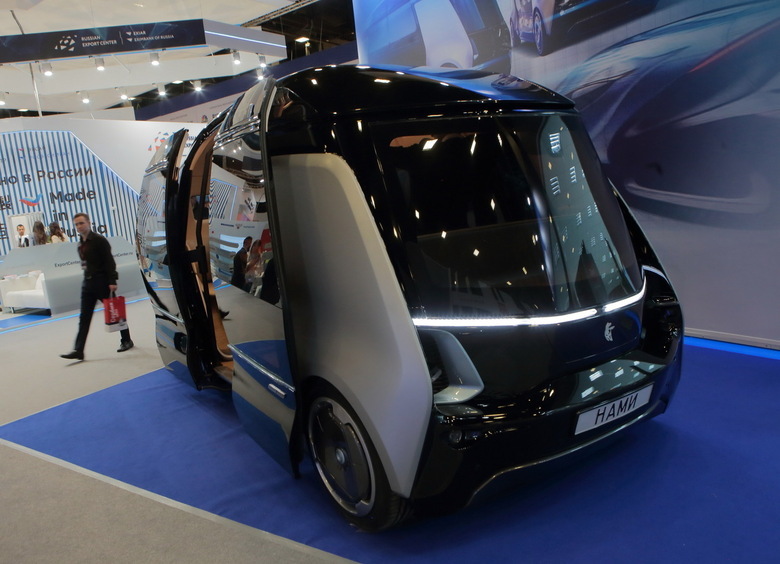 Tesla не в счет: почему мировой автопром не хочет внедрять в свои машины автопилот