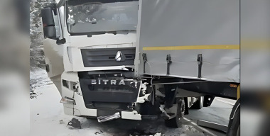 Три большегруза столкнулись на трассе под Кировом