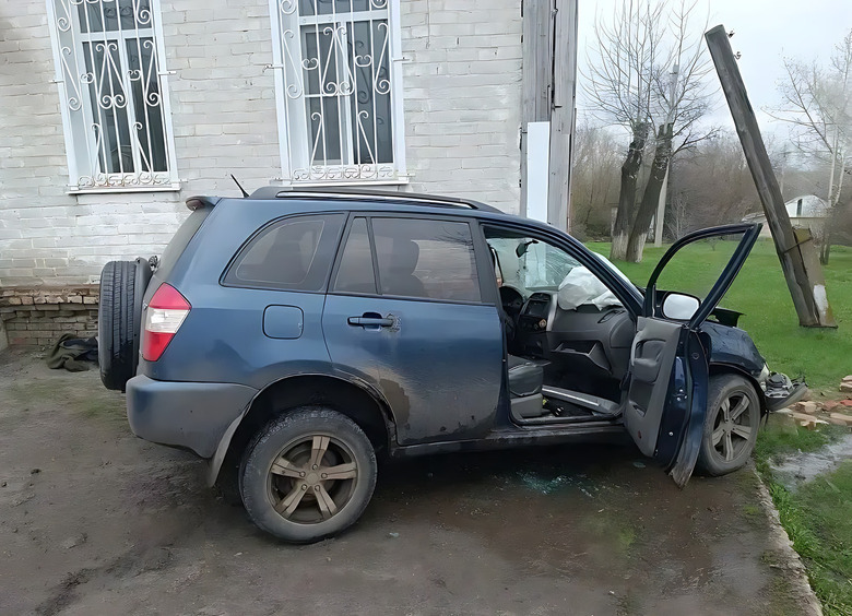 Изображение Водитель на кроссовере Chery съехал в кювет и докатился до аптеки