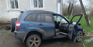 Водитель на кроссовере Chery съехал в кювет и докатился до аптеки