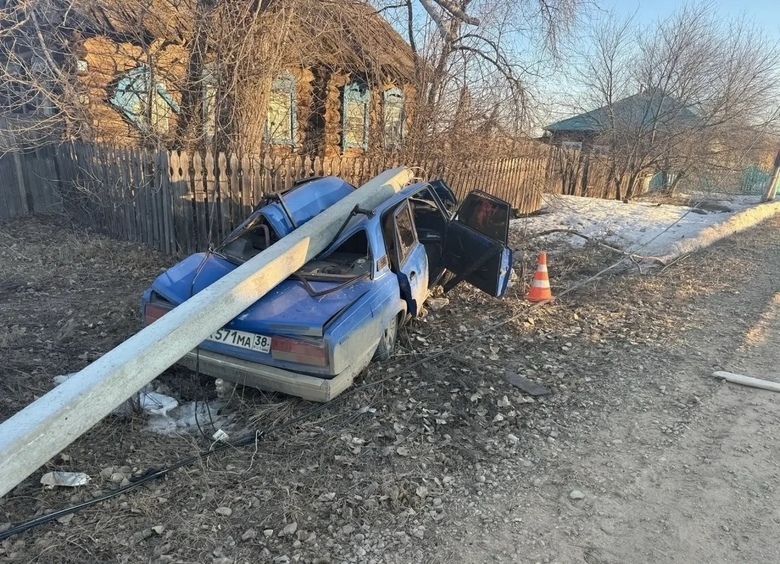 Изображение ВАЗ-2107 въехал в столб, и тот придавил машину: пострадали трое