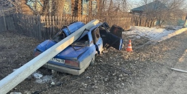 ВАЗ-2107 въехал в столб, и тот придавил машину: пострадали трое