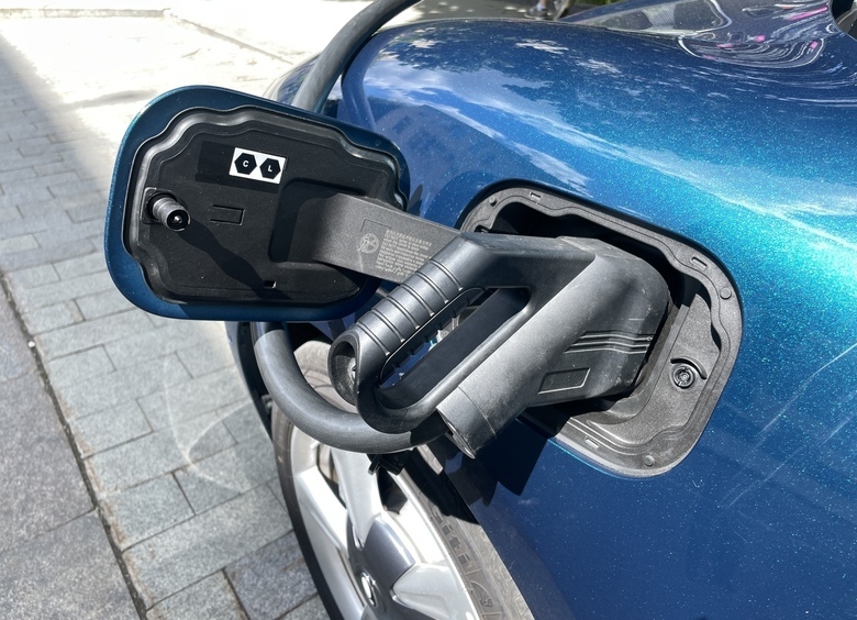 Парк электрических и гибридных машин превысил в России 200 000 единиц