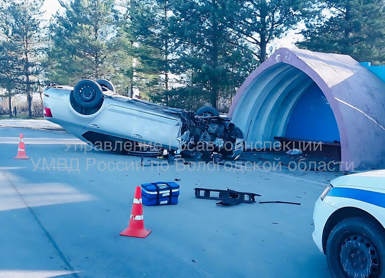 Изображение Skoda влетела в автобусную остановку и перевернулась на крышу