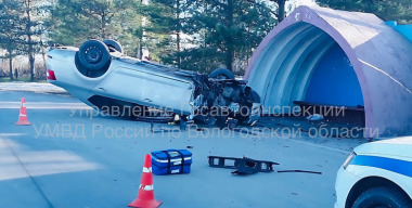 Skoda влетела в автобусную остановку и перевернулась на крышу