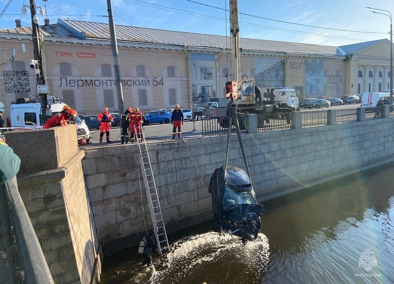 Изображение Citroёn упал в Обводный канал в Петербурге: водителю стало плохо за рулём