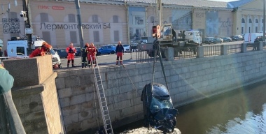 Citroёn упал в Обводный канал в Петербурге: водителю стало плохо за рулём