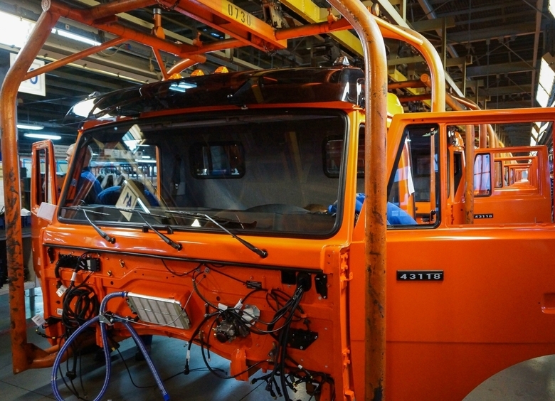 Производство грузовиков в РФ просело в 2026 году на треть, а легковушек выросло