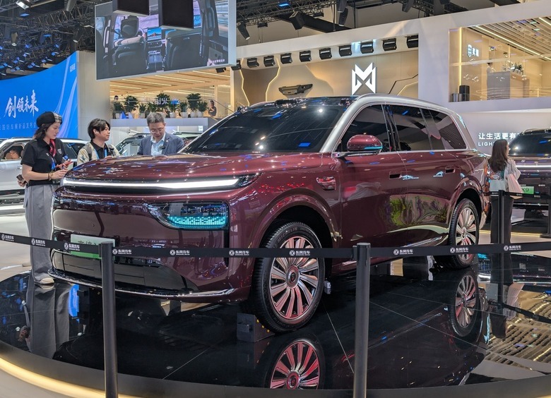 Dongfeng и Huawei презентовали на Пекинском автосалоне кроссовер Yijing X9