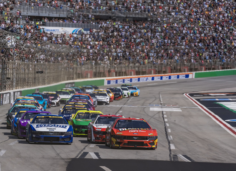 Изображение Массовая авария на NASCAR: уцелели только четыре пилота