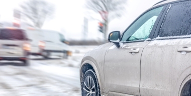 Переобуться обратно: аномальный снегопад подчеркнул одну из серьезных водительских проблем