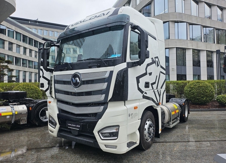 Изображение В России официально представлен газомоторный тягач «Валдай 45 LNG»