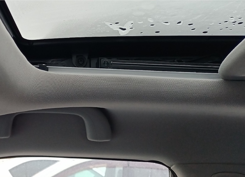 Почему «льет слезы» панорамный люк автомобиля: разбираемся в проблеме