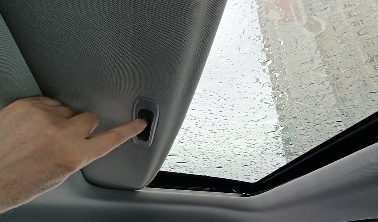 В межсезонье декоративную шторку люка в салоне машины желательно держать постоянно открытой. Фото avtovzglyad.ru