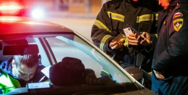 Инспекторы ДПС веткой удержали дебошира, упавшего в реку