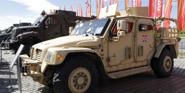 «Англичанка чинит»: бандеровцев научили ремонтировать американские «бронепикапы»