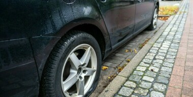 Женщина за одну ночь повредила шины более 20 автомобилей под Волгоградом