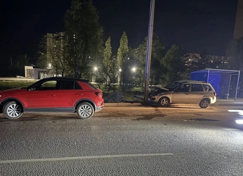 Изображение LADA Kalina вылетела на автобусную остановку, где сбила двоих школьников