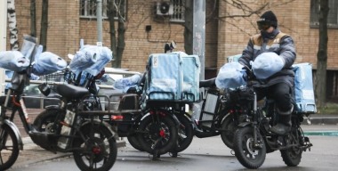 В Москве вводят верификацию курьеров и ограничение скорости самокатов до 25 км