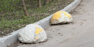 Полусферы беды: большой проблемой минувших снегопадов стали для водителей вовсе не сугробы