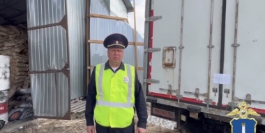 Водитель многотонного грузовика погиб под колёсами собственной машины