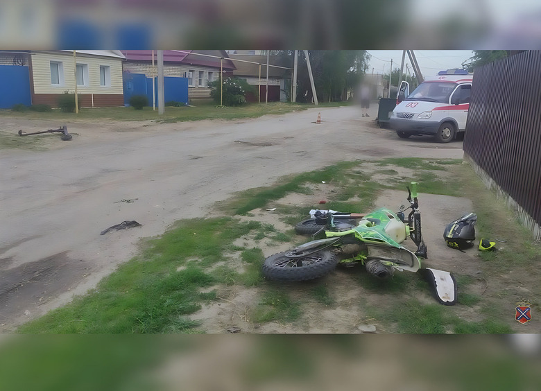 Изображение Подросток на питбайке врезался на высокой скорости в самокат с детьми
