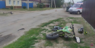 Подросток на питбайке врезался на высокой скорости в самокат с детьми