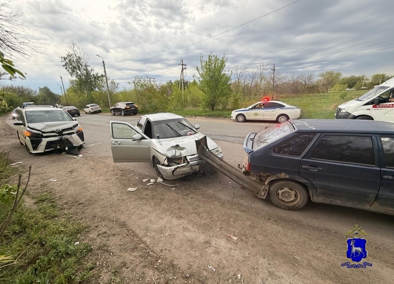 Изображение Toyota Voxy на высокой скорости протаранил два ВАЗа