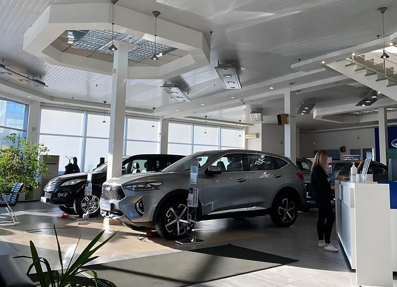 64% новых авто, проданных в РФ в 2026-м, пришлось на «прошлогодние» легковушки