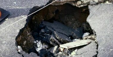Легковушка провалилась в яму вместе с асфальтом в Волгодонске