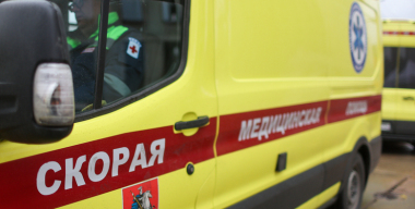 Иномарка вылетела на тротуар и протащила двух девочек на капоте