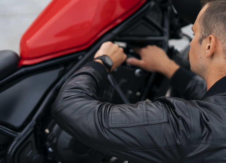 Изображение Мужчина зубами пытался угнать мотоцикл Yamaha в Санкт-Петербурге
