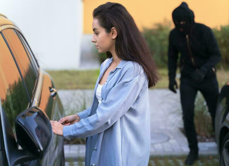 Изображение Пьяный мужчина увёл 15-летнюю девочку с парковки у дома в Екатеринбурге
