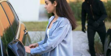 Пьяный мужчина увёл 15-летнюю девочку с парковки у дома в Екатеринбурге