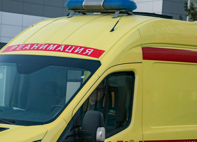 Изображение Легковушка влетела в толпу людей на автобусной остановке в Санкт-Петербурге