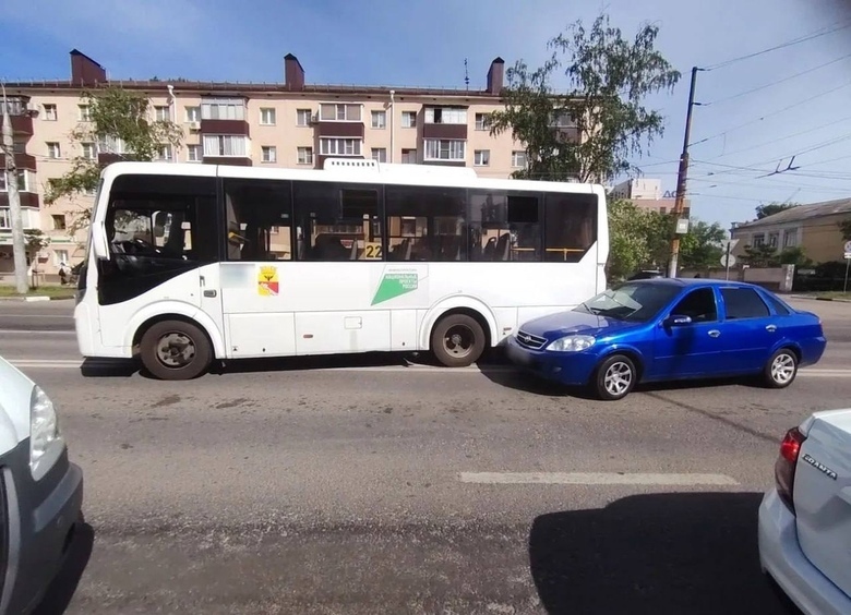 Изображение 16-летний парень на электросамокате спровоцировал ДТП с маршруткой и легковушкой