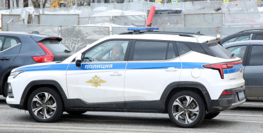 В Омске мотоциклист проигнорировал полицию и врезался в патрульную машину