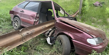 Металлическая балка насквозь пробила салон легковушки, 24-летний водитель погиб