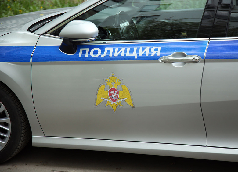Изображение Пьяный москвич разгромил патрульную машину и витрину магазина