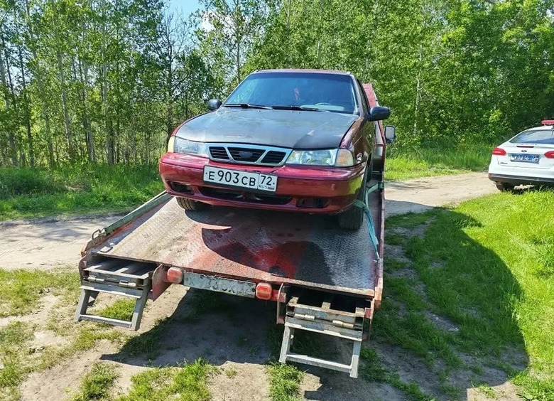 Изображение Восьмиклассник приехал в школу за рулем Daewoo Nexia
